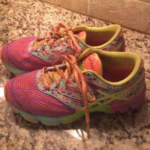 Girls Asics shoes size 2.5 great condition